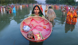 INDIA GATE (BOAT CLUB) PAR CHHAT PUJA KARTI MAHILAYEN.PHOTO BY SUBHASH PAUL.